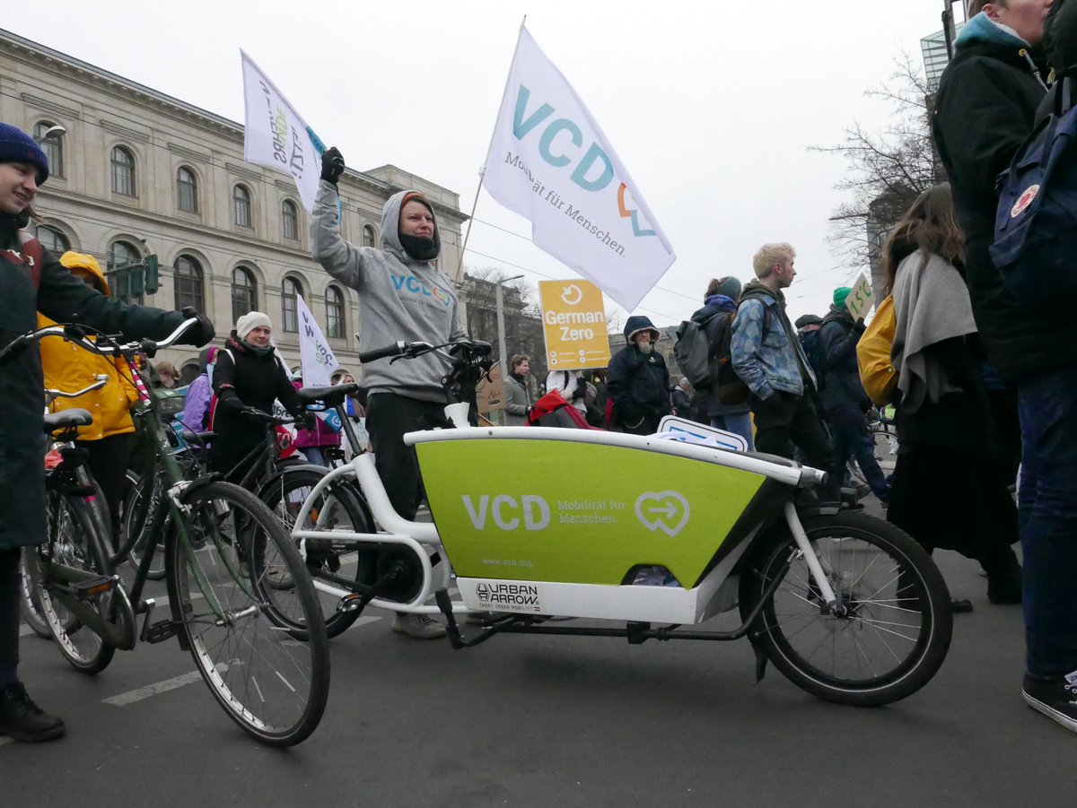 Der Autominister <a href="/wissing/">Volker Wissing</a> liefert gerade Gründe im Überfluss, weshalb der Verkehrssektor Sorgenkind beim Klimaschutz bleibt. Wir fordern daher beim #Klimastreik ein, dass mehr passiert - die Emissionen im Verkehr müssen 14 mal schneller sinken als bisher!
#wirfahrenzusammen