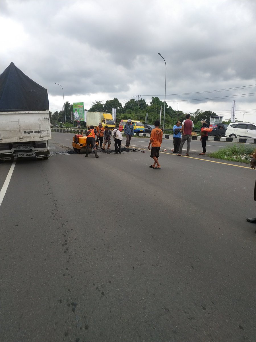 reefbw's tweet photo. @DPUTR_Pemalang @puprjalanjtgdiy dari rembun kab pekalongan sampai gandulan pemalang lubangnya dalam sangat berbahaya min @puprjalanjtgdiy 
dimohon truk tronton lebih ditegaskan lagi untuk lewat tol min... bikin macet dan berbahaya bagi pengendara motor... https://t.co/JU5eZn4APw