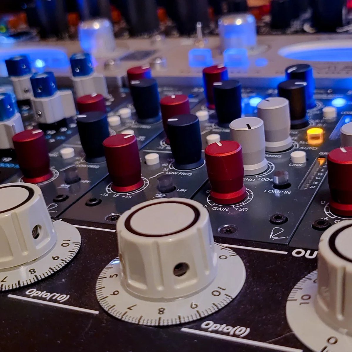EmpiricalLabs's tweet photo. What EQs do you like to pair with your Distressors?

📷 Nick (@ziros_style) https://t.co/jLnUHQKRSs