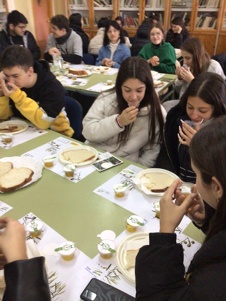 iescamas's tweet photo. Día de Andalucía en el IES Camas-Antonio Brisquet 💚🤍💚Tuvimos Las primeras Catas de Aceite, organizadas por los programas de innovación de Vivir y Sentir el patrimonio, Forma Joven y Coeducación. 
CC @DOSierraMagina @SenoraAngele @aceitelucenado
@Patrimonio_And https://t.co/nyHG7W2xsL