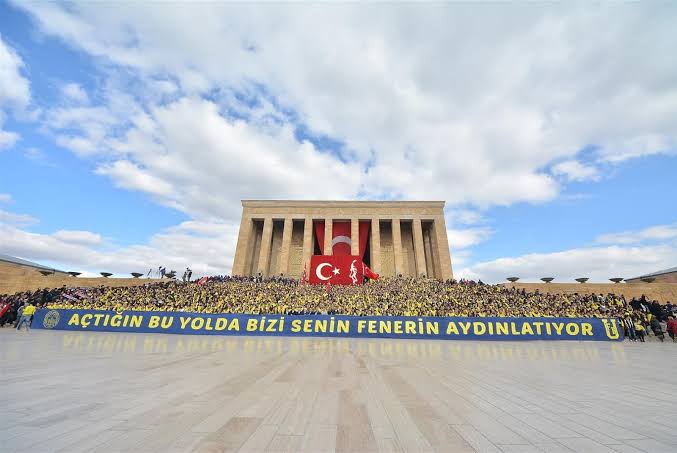 “Açtığın bu yolda bizi senin Fener’in aydınlatıyor.”