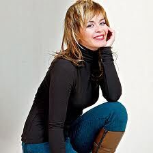 AkinaMimi's tweet photo. Por cierto sabéis por qué la pija (Maria Adanez) dejó ANHQV?

Entre otras razones (Una de ellas porque cada vez salía menos) porque en ese momento su pareja, guionista y creador de la serie, Alberto Caballero, le fue infiel con Ana (Vanesa Romero) https://t.co/3TpLOOx3Mq