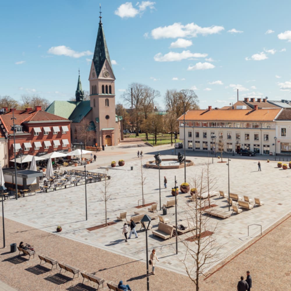 Välkommen till Hertig Johans torg den 7/3 klockan 11.40 då ett av våra kommunalråd håller tal och berättar om en spännande nyhet. Vi bjuder på fika och har en poängpromenad på för våra invånarna där man kan vinna fina vinster. mynewsdesk.com/se/skovde_komm…