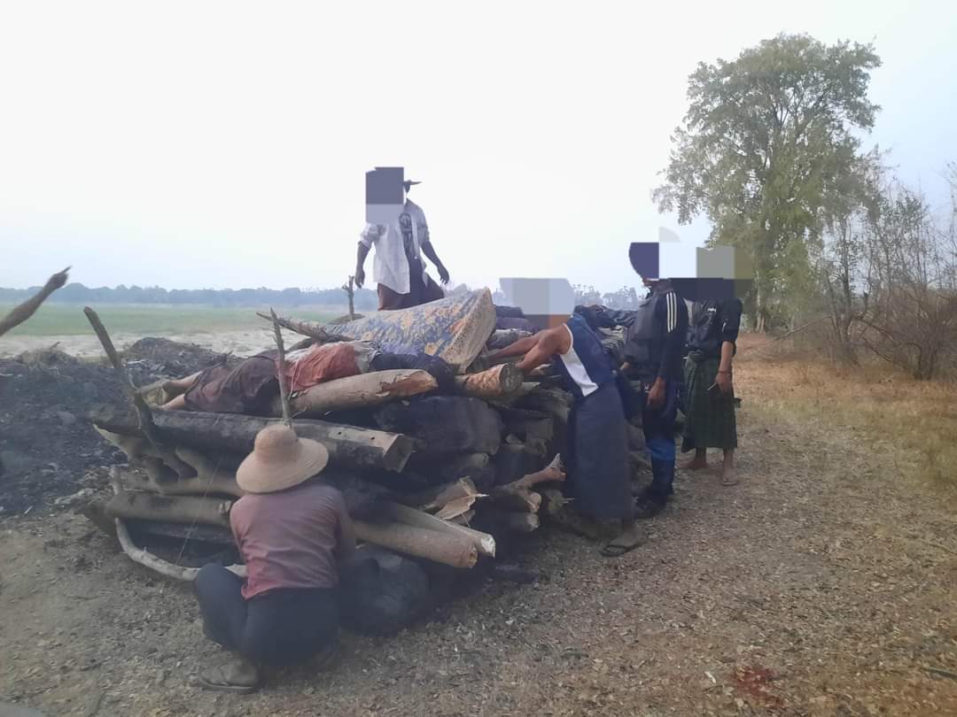 minn_robert's tweet photo. [Graphic]🚨

All the victims bodies were finally found from the TarTai village Massacare In Sagaing.

Junta's soldiers took 14 men &amp; 3 women as hostage on Mar 2. All the victims were used as human shields. Women were brutally raped and killed.

Check more:
https://t.co/vOOnmXLbTK https://t.co/GctuxqiG2d