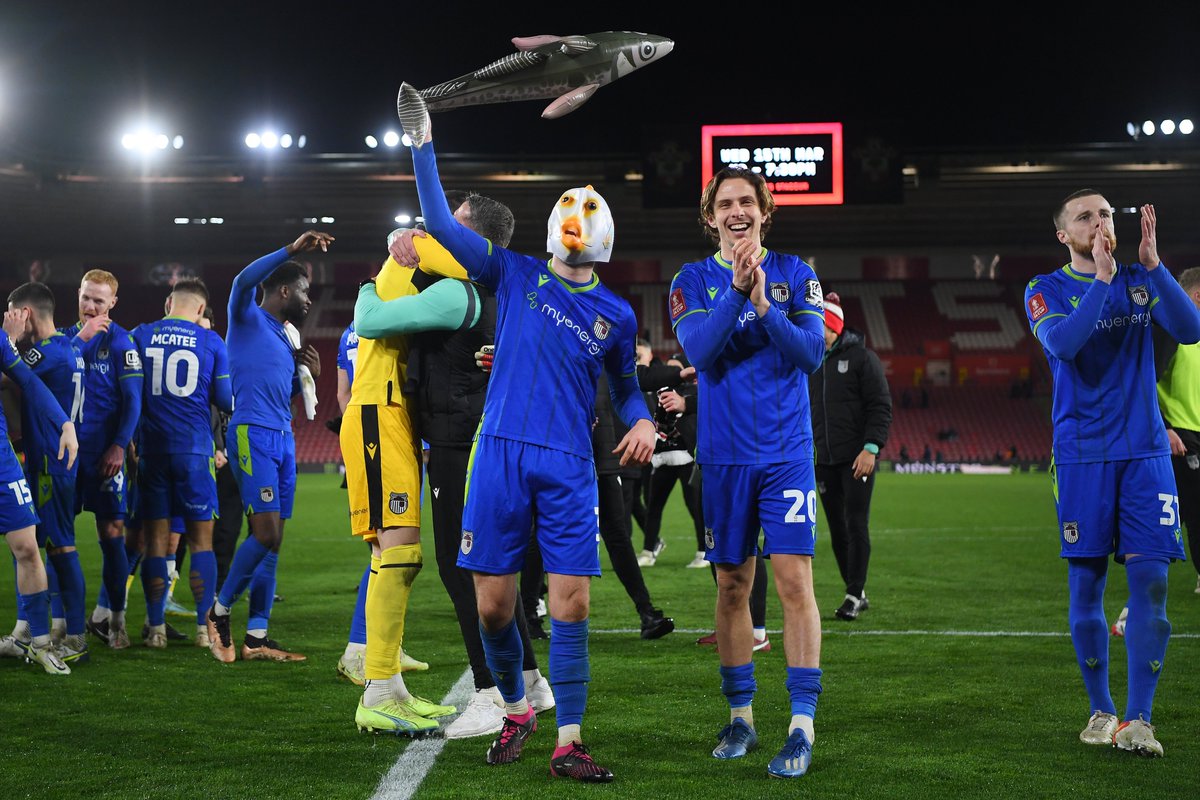 EmiratesFACup's tweet photo. The best image in the history of the #EmiratesFACup? 😂 https://t.co/Yfrx2OmMuR