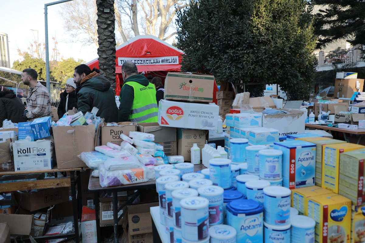 hans_kluge's tweet photo. The Turkish Pharmacists’ Association @tebkurumsal galvanized >46,000 colleagues as soon as the #turkiyeearthquake struck, dispatching a mobile truck pharmacy asap and then adding 5 container pharmacies. 

Within record time, they set up 28 field pharmacies in the region. 

2/ https://t.co/e5JM4eykYc