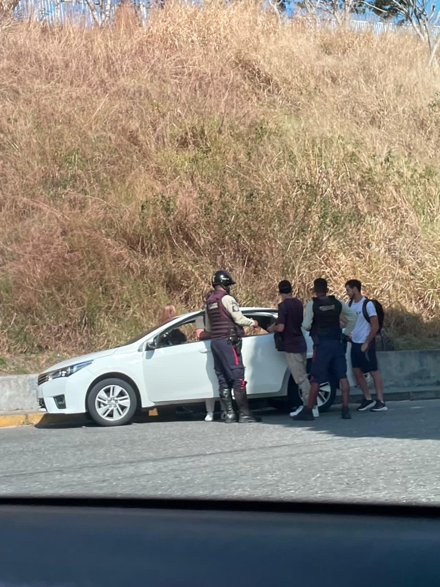 Estudiantes de la Universidad Metropolitana me comentan que funcionarios de Poli-Sucre los matraquean permanentemente , valiéndose de cualquier pretexto para pedirles dinero a cambio de no retenerles los vehículos . Alcalde J. V Rangel Ávalos, tome nota.