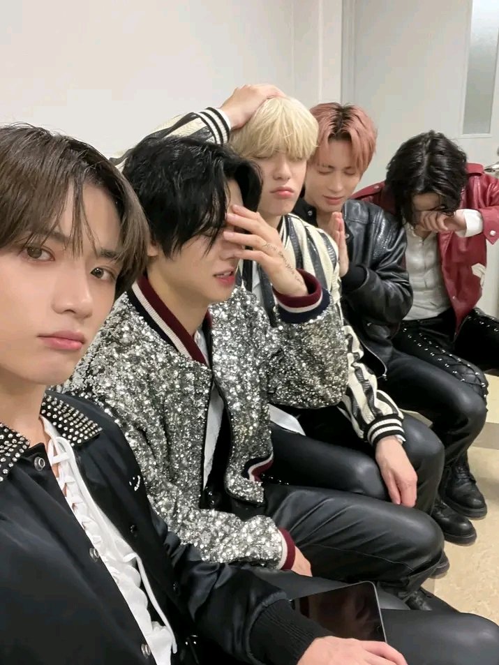 OT761213's tweet photo. TO MY GREATEST 5 HAPPY ANNIVERSARY MYLOVES, THIS WONT BE LONG I JUST WANT TO SAY I LOVE YOU FROM THE BOTTOM OF MY HEART PLS ALWAYS TAKE CARE LETS MEET EACH OTHER SOON MWAAAHHHH
@TXT_members https://t.co/HkzqSXSAtB