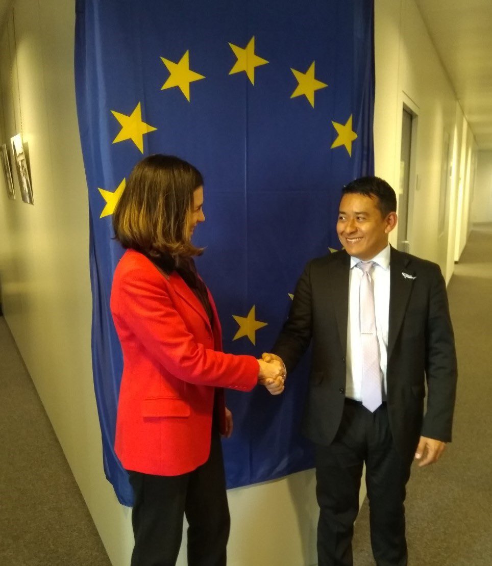Maria Cristina Russo (@mariacrisrusso) on Twitter photo ➡️ Constructive discussion today with <a href="/MincienciasCo/">MinCiencias Colombia</a> Minister Arturo Luna <a href="/arturolunat/">Arturo Luna</a> on enhancing 🇪🇺-🇨🇴 collaboration in research & innovation
Looking forward to step up cooperation w/ Colombian Universities & research centers!
#EUGlobalApproach
#EuraxessLAC
<a href="/UEenColombia/">Unión Europea en Colombia 🇪🇺</a> ➡️ Constructive discussion today with <a href="/MincienciasCo/">MinCiencias Colombia</a> Minister Arturo Luna <a href="/arturolunat/">Arturo Luna</a> on enhancing 🇪🇺-🇨🇴 collaboration in research & innovation
Looking forward to step up cooperation w/ Colombian Universities & research centers!
#EUGlobalApproach
#EuraxessLAC
<a href="/UEenColombia/">Unión Europea en Colombia 🇪🇺</a>