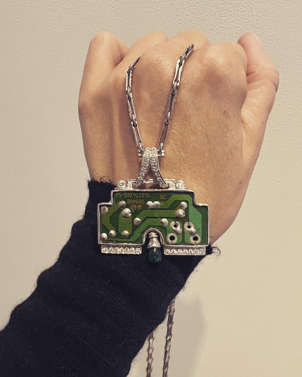 A super interesting futuristic pendant concept from IG annabel_davidson_yeah  

#pendants #necklacependants #jewelrymaking #handmadejewelry #fashionjewelry #jewelryaccessories #statementjewelry #gemstonependants #jewelrydesign #metalwork #beadedjewelry