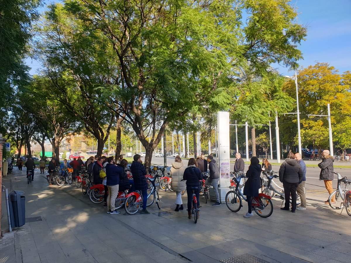 RedCiudadesBici's tweet photo. Terminamos el III Encuentro de la bicicleta urbana con una visita técnica a pedales por #Sevilla acompañados de #ManuCalvo y 🚴🏾‍♀️ de @SeviciOficial

Aprendiendo, compartiendo y experimentando

Buen fin de semana a tod@s! https://t.co/86WJ0zMPeI