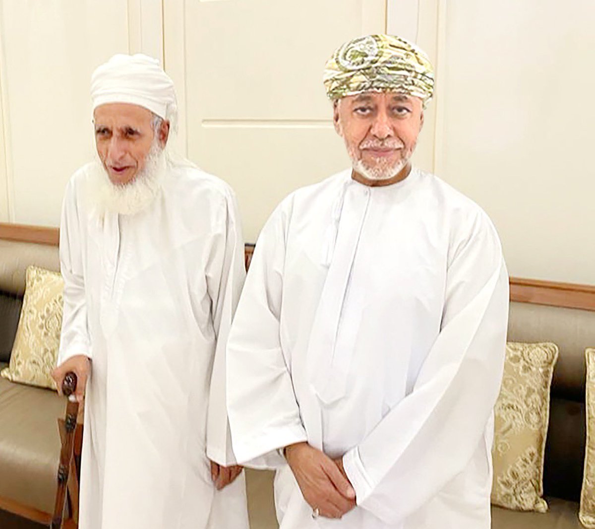 AAlkharoosi's tweet photo. أمد الله في عمر شيخنا الجليل سماحة الشيخ العلامة #أحمد_بن_حمد_الخليلي المفتي العام للسلطنة والبسه ثوب الصحة والعافية ونفع به وبعلمه الإسلام والمسلمين اجمعين 

#بين_الصورتين عشرة اعوام الاولى في عقد قران أبنائي سعود وفهد في جامع المهلب والاخرى بمجلسه حفظه الله 
@AhmedHAlKhalili https://t.co/591xVITJzN