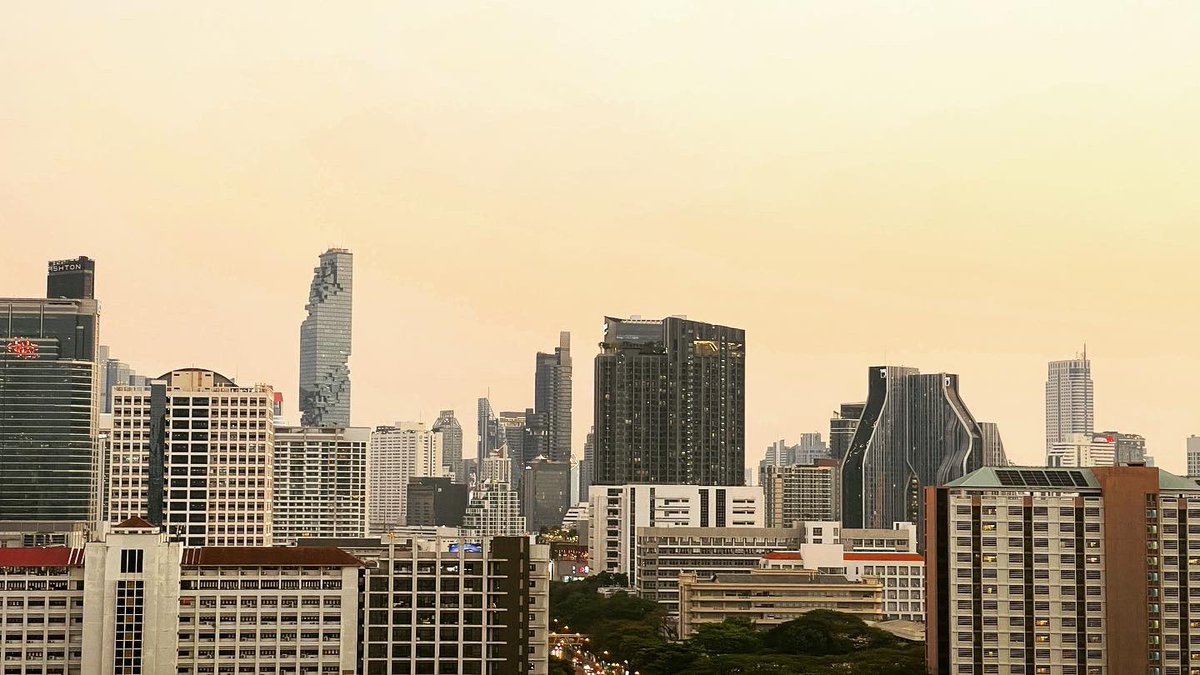 Bhubeth's tweet photo. Hello Sunset 🌆 #sunset #bangkok #skyscape https://t.co/RezCPOtuRe