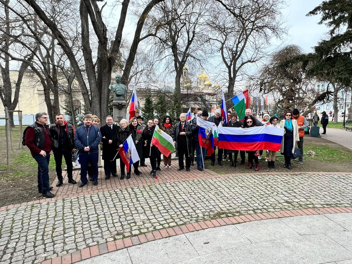 RusConsVarna's tweet photo. 🇷🇺 3 марта в честь 145-летия освобождения Болгарии от османского ига дипломаты Генконсульства возложили цветы к памятнику графу Н.П.Игнатьеву и к памятнику Русским войнам в Приморском парке. https://t.co/ZQohYCnhXj