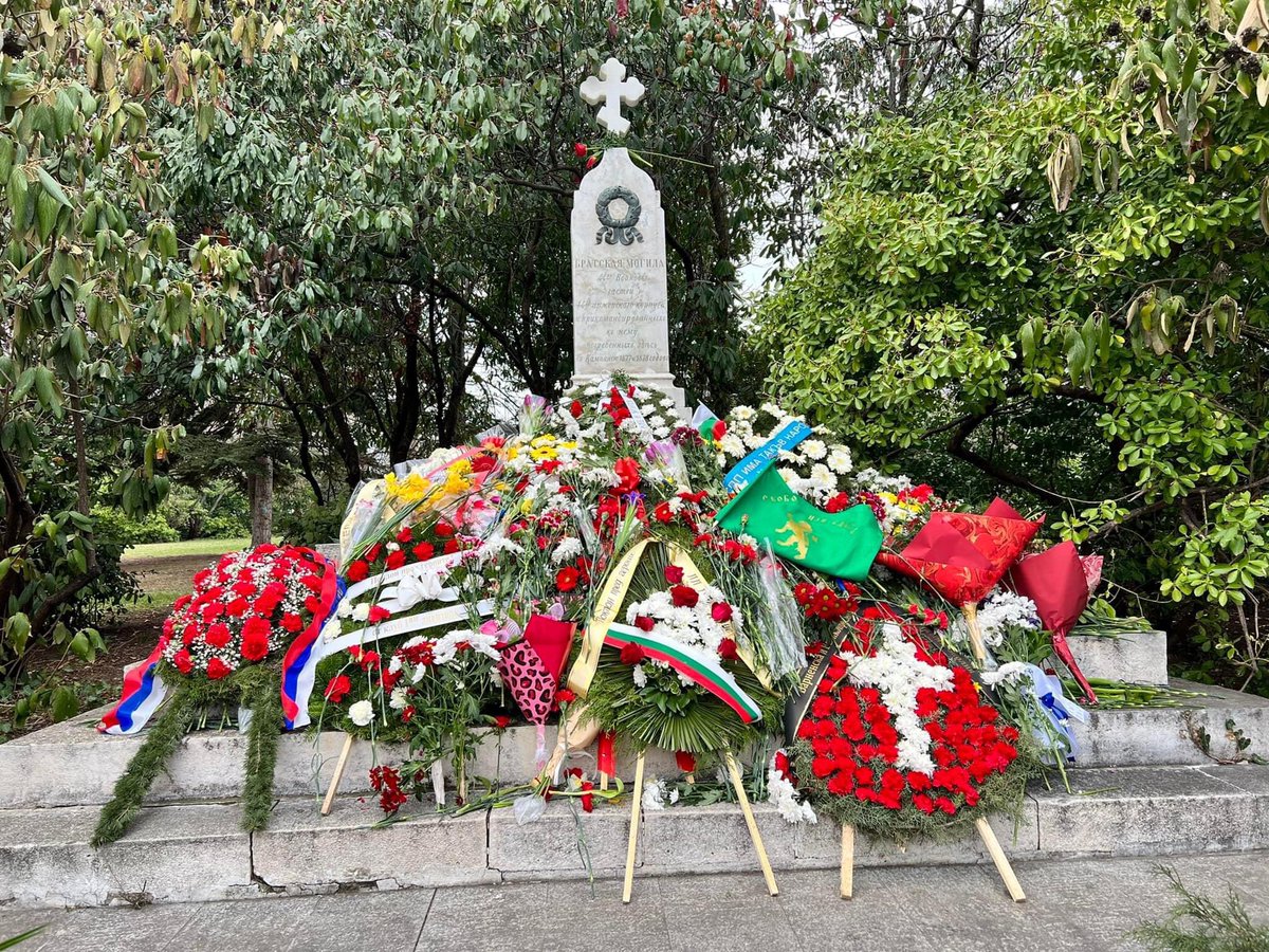 🇷🇺 3 марта в честь 145-летия освобождения Болгарии от османского ига дипломаты Генконсульства возложили цветы к памятнику графу Н.П.Игнатьеву и к памятнику Русским войнам в Приморском парке.