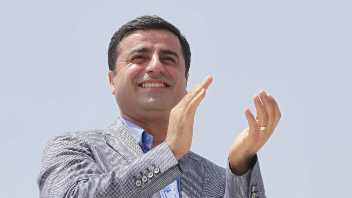 Hapse gireceğini bile bile muhalefet etmeyi bırakmadı ve iktidara payanda olmadı. Çıkar gözetmeden, hesap yapmadan "bağrınıza taş basın ama muhalefeti destekleyin" deyip büyükşehirlerin kazanılmasını sağladı.

Değeri bugün daha net anlaşılıyor.