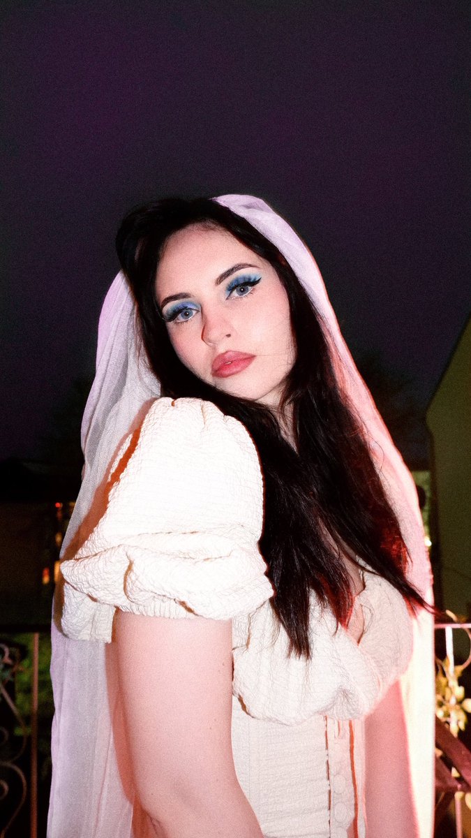 iwigas's tweet photo. took pics inspired by the lana interview mag shoot 🖤🎀 https://t.co/ClwnUOPGMU