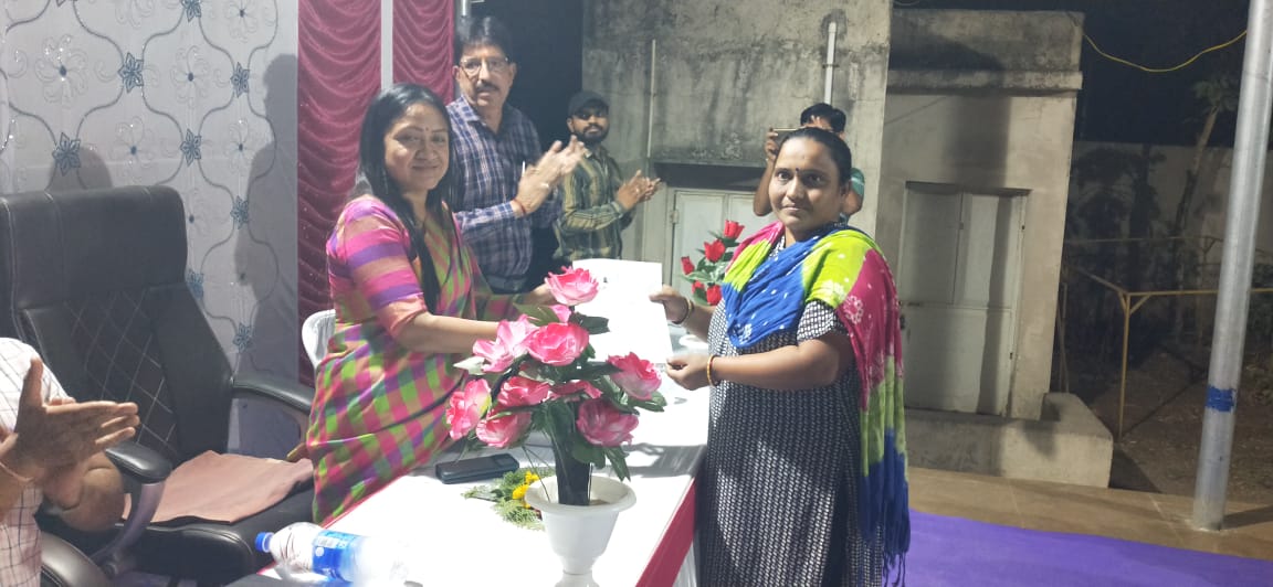 DdoGirsomnath's tweet photo. આજ રોજ તાલાલા તાલુકાના બામણાસા ગામે રાત્રિ સભાનું આયોજન કરવામાં આવ્યું. સભામાં બહોળી સંખ્યામાં લોકો હાજર રહ્યા હતા, અધિકારીશ્રીઓ દ્વારા વિવિધ યોજનાઓની માહિતી આપી અને લોકોના પ્રશ્નો સાંભળી યોગ્ય નિવારણ લાવવા બાંહેધરી આપી.
@PMOIndia @CMOGuj @skumar_76 https://t.co/VO1dUne0ft