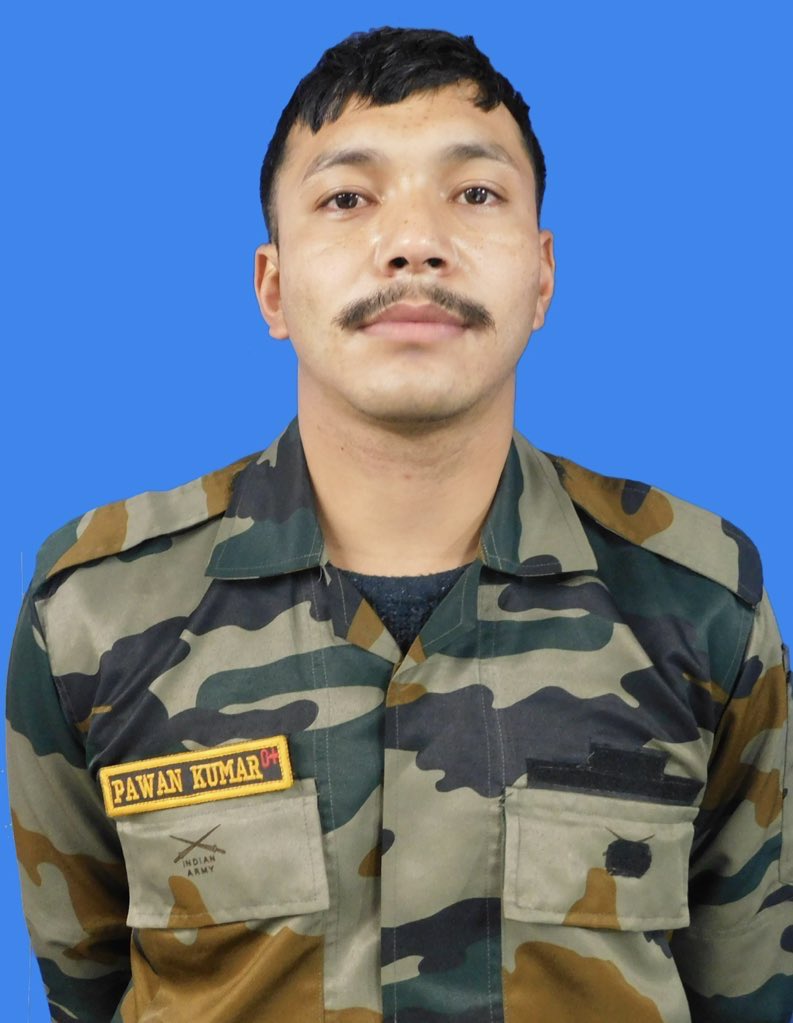 manishindiatv's tweet image. Locals of #Pulwama, kashmir salute Sep #PawanKumar who saved Mosque and also killed terrorist in Hand to Hand Combat. Candle march for brave warrior of @ChinarcorpsIA. 🇮🇳 @indiatvnews
“Sepoy Pawan Kumar Amar Rahai”