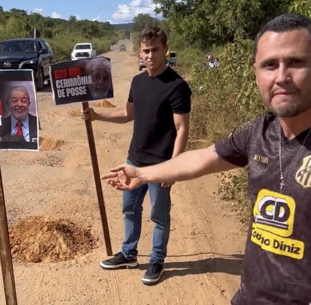 CARLOSRIBEIROAD's tweet photo. Lázaro Rosa 🇧🇷
Chupetinha e Cleitinho fizeram um teatro na BR-367, Vale do Jequitinhonha, para cobrar do Presidente Lula a pavimentação da estrada. Detalhe: o projeto de pavimentação foi VETADO em 2021 pelo ex-presidente bolsonaro. Na época os dois ficaram em silêncio https://t.co/lsRpP8F895
