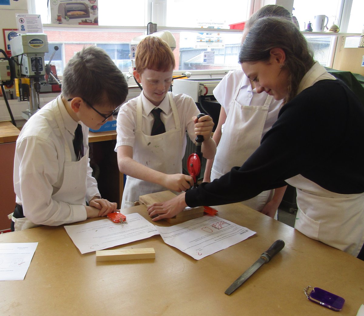 AKSDesignTech's tweet image. Year 7 @AKSSchool have enjoyed a busy week in our #workshop, #countersinking their #torch screws, for an #ergonomically perfect product!  Many smiling faces &amp;amp; lots of #teamwork 💡⚒️💪⚙️✌️