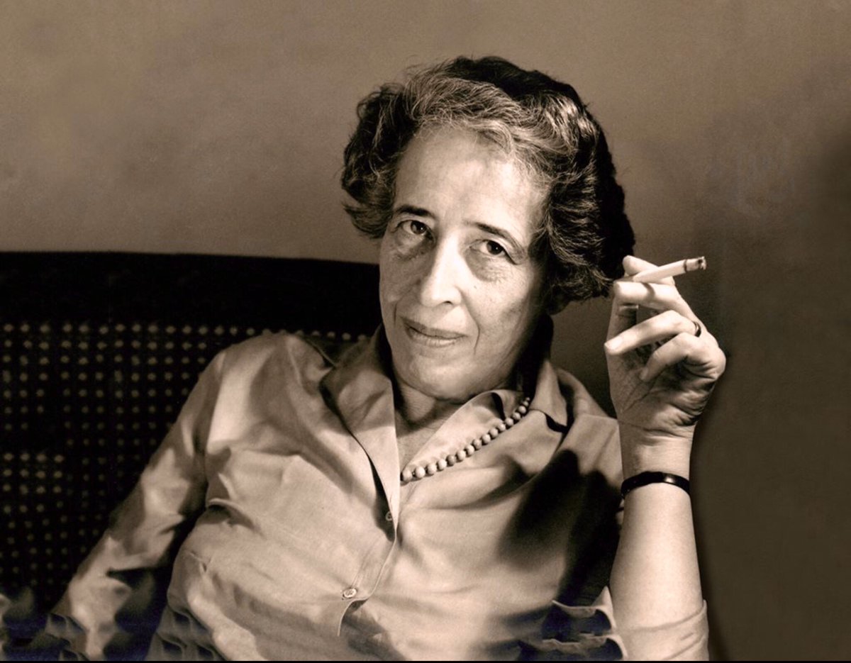 Hannah Arendt:

“La política consiste en espacio público, discurso y acción. No debe ser sacerdocio exclusivo de los políticos de profesión y tampoco se agota con el ejercicio de la participación durante la jornada electoral”

#Política #Ciudadanos #Democracia #desobedienciacivil
