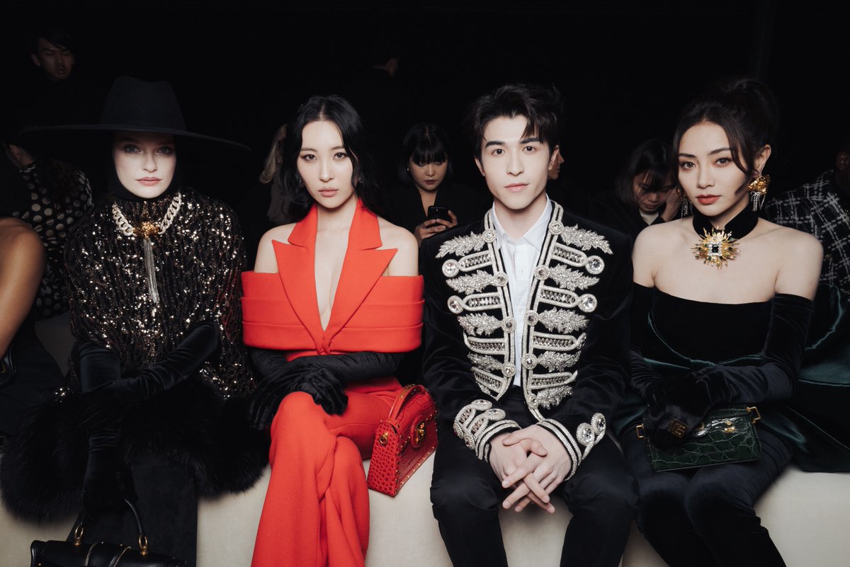 Balmain's tweet photo. BALMAIN ARMY
Intimate shots from the effortlessly chic #BALMAINFW23 front row, where @ORousteing welcomed close friends of house to indulge in a moment of New French Style. #BALMAINARMY

Photographed by Marc Patrick, Pierre Mouton &amp; Sansho Scott. https://t.co/fq9EeOG9Xc