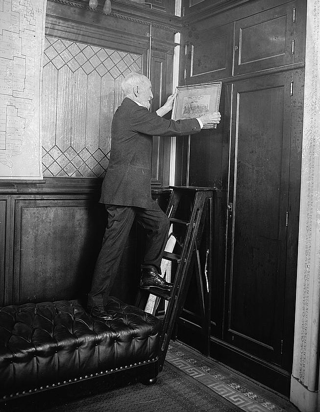100YearsAgoNews's tweet image. March 3, 1923: On his last full day in office, Rep. Joe Cannon (R-Ill.), a former speaker of the House who was first elected to Congress in 1872, takes down the pictures hanging in his Capitol office. He is also on the cover of the first issue of Time magazine, out today.