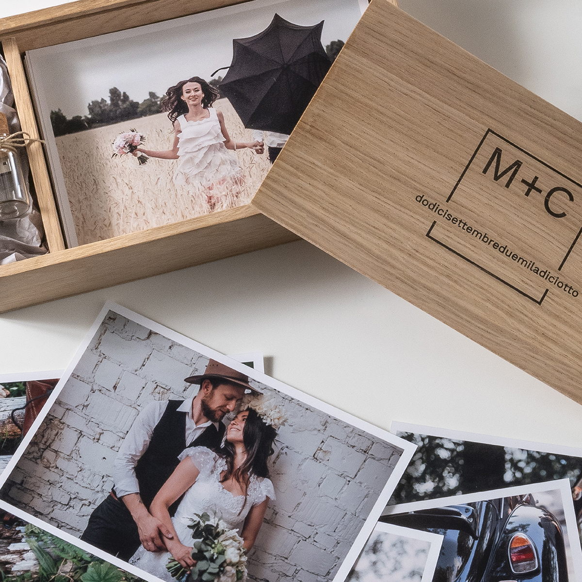 ilFotoalbum's tweet image. #MemoryBox è un'alternativa all'album di nozze e un regalo fatto col cuore per chi ami.
È una scatola in rovere che contiene da 30 a 130 foto formato 15×22 cm.
Coperchio personalizzabile su legno, tessuto e tela
full print👇 
bit.ly/3mrz007
#foto #wedding #matrimonio