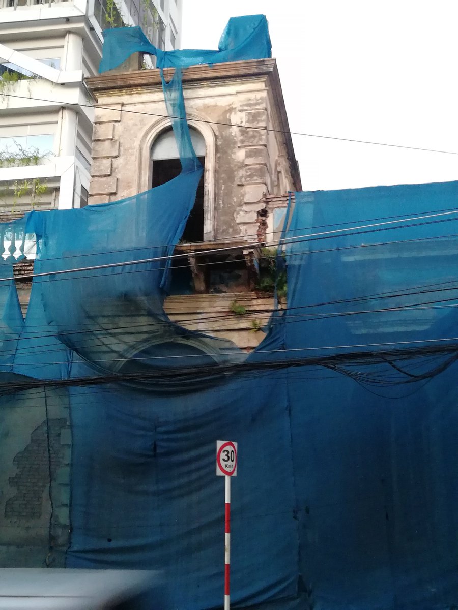 juanma_talavera's tweet photo. Hoy en otro episodio de “belluras del centro que se caen a pedazos y son nido de pora” les traigo una pobre víctima de la burocracia estatal: el ex almacén Zanotti, preciosa construcción cuyas imperfecciones, fruto del abandono, yacen ocultas bajo un "tul" azul bolsa de plástico https://t.co/ZOLNJaFHGp