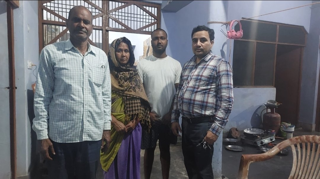Lekhraj_ddehrs's tweet photo. 😟 MBBSके छात्र नवीन का बदायूं में शिवरात्रि के दिन गंगा में डूबकर मृत्यु  होने के संदर्भ में आज परिवारिजनों का कलेक्ट्रेट में जानकारी हेतु आगमन हुआ और आजही छात्रके घर पहुंचकर उनके माता-पिता को सांत्वना देते हुए आर्थिक सहायता हेतु जानकारी प्रदान की गई। @rahat_up @archana_ias2014 https://t.co/MSHz7v79Dn