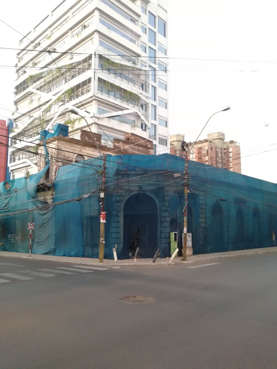 juanma_talavera's tweet photo. Hoy en otro episodio de “belluras del centro que se caen a pedazos y son nido de pora” les traigo una pobre víctima de la burocracia estatal: el ex almacén Zanotti, preciosa construcción cuyas imperfecciones, fruto del abandono, yacen ocultas bajo un "tul" azul bolsa de plástico https://t.co/ZOLNJaFHGp