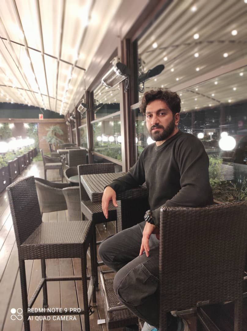 غلامرضا رسایی، شهروند ۳۴ساله اهل شهر «صحنه» در استان کرمانشاه و از پیروان آیین ««یارسانی» روز ۳ آذر در شهر کرج بازداشت و به کرمانشاه منتقل شده است. 
#رضا_رسایی متولد ۱۳۶۷ یک خواهر و یک برادر دارد و در کودکی پدر خود را از دست داده و دارای مدرک کارشناسی مدیریت بازرگانی است.👇
