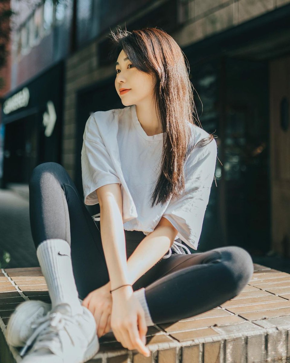 Alina46098035's tweet photo. #Sittingpose # https://t.co/V8PpfC9jJ5
