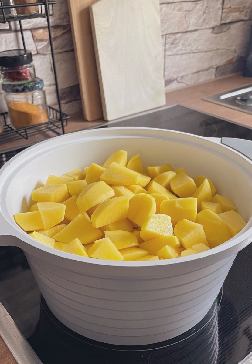 今週はヤル気が出なくて😭

今日は朝からずっと火を眺めて、
ポテトサラダを大量に作るだけの日。

今日は一歩も家から出ないぞ！🫡 https://t.co/6xwniG4p4M