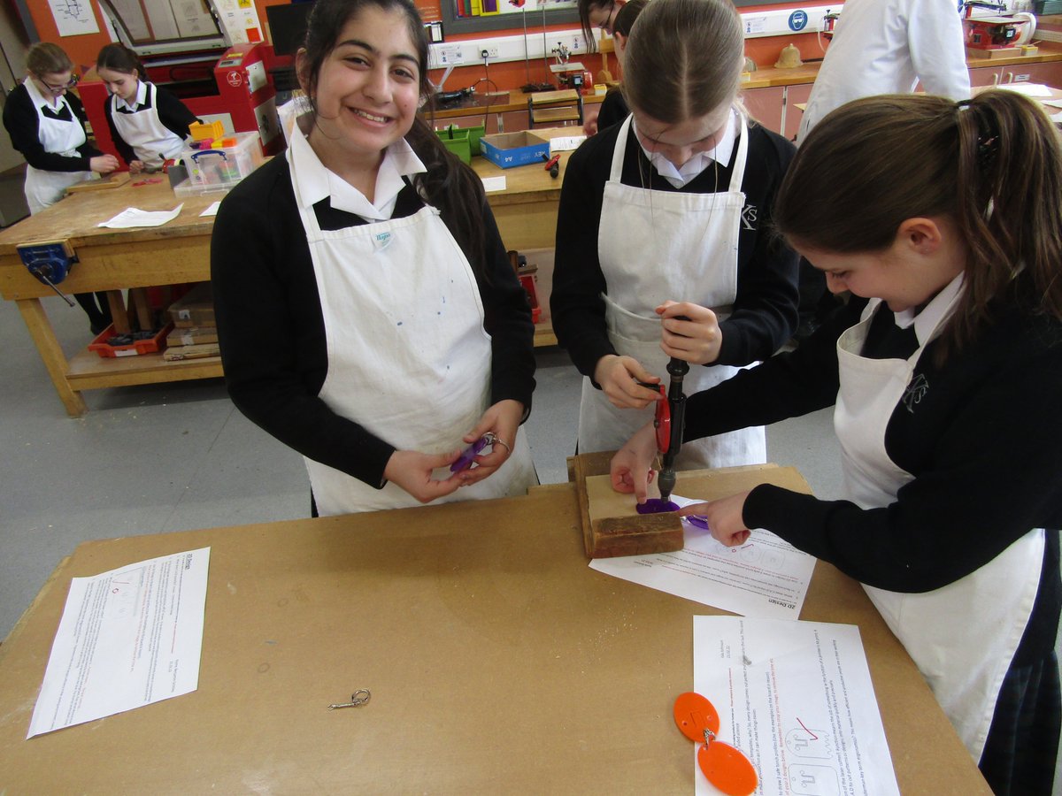 AKSDesignTech's tweet image. Year 7 @AKSSchool have enjoyed a busy week in our #workshop, #countersinking their #torch screws, for an #ergonomically perfect product!  Many smiling faces &amp;amp; lots of #teamwork 💡⚒️💪⚙️✌️
