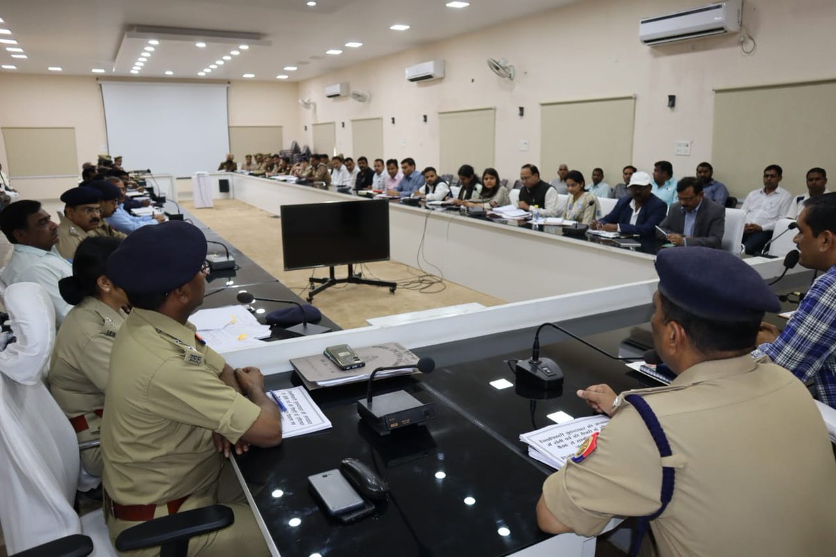bulandshahrpol's tweet photo. आगामी पर्व होली और शब-ए-रात के दृष्टिगत जिलाधिकारी एवं वरिष्ठ पुलिस अधीक्षक #Bulandshahr  द्वारा समस्त राजपत्रित पुलिस/प्रशासनिक अधिकारियों व थानाप्रभारियों सहित हिंदू-मुस्लिम धर्मगुरूओं एवं गणमान्य/संभ्रांत व्यक्तियों के साथ बैठक आयोजित की गई।
#UPPolice https://t.co/I7AgqqDwwB