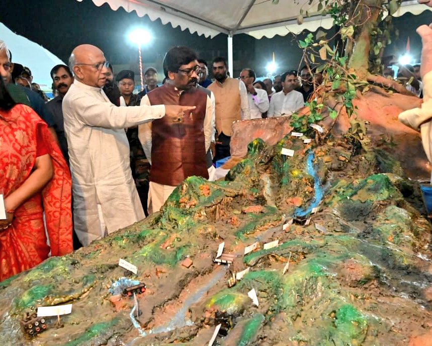 HemantSorenJMM's tweet photo. रांची के मोरहाबादी मैदान में आयोजित पर्यावरण मेला के समापन समारोह में शामिल हुआ। पर्यावरण संरक्षण और संवर्धन को लेकर आदरणीय श्री @roysaryu जी कई मुहिम चलाते हुए आये हैं जो वास्तव में बड़ी बात है।
आज इस अवसर पर आप सभी को हार्दिक शुभकामनाएं और जोहार। https://t.co/wbCio80mtG