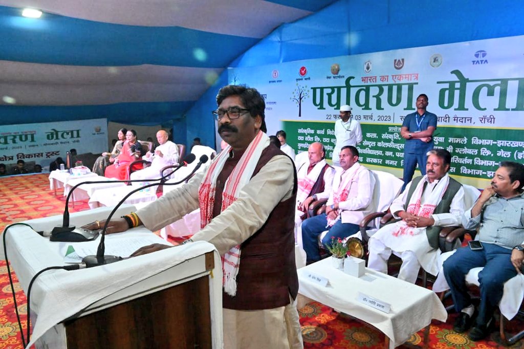 HemantSorenJMM's tweet photo. रांची के मोरहाबादी मैदान में आयोजित पर्यावरण मेला के समापन समारोह में शामिल हुआ। पर्यावरण संरक्षण और संवर्धन को लेकर आदरणीय श्री @roysaryu जी कई मुहिम चलाते हुए आये हैं जो वास्तव में बड़ी बात है।
आज इस अवसर पर आप सभी को हार्दिक शुभकामनाएं और जोहार। https://t.co/wbCio80mtG