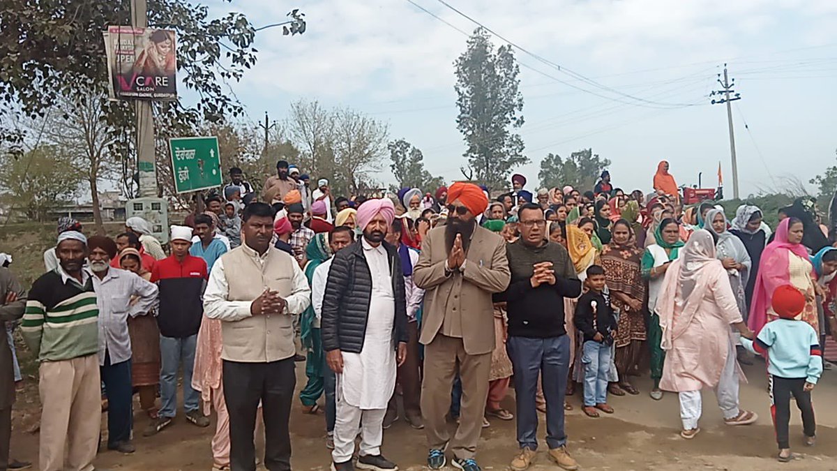 Kashmir_s_wahla's tweet image. ਸ਼੍ਰੀ ਚੋਲਾ ਸਾਹਿਬ ਮੇਲੇ ਦਿਆਂ ਸੰਗਤਾਂ ਨੂੰ ਲੱਖ ਲੱਖ ਵਧਾਈਆਂ। ਇਸ ਮੋਕੇ  ਗੁਰਦਵਾਰਾ ਸਾਹਿਬ ਮੱਥਾ ਟੇਕਿਆ ਅਤੇ ਸਰਬੱਤ ਦੇ ਭਲੇ ਦੀ ਅਰਦਾਸ ਕੀਤੀ। ਅਤੇ ਗੁਰਦਾਸਪੁਰ ਵਿਖੇ ਸੰਗ ਦੇ ਦਰਸ਼ਨ ਕਰ ਸੇਵਾ ਕੀਤੀ ਅਤੇ ਸੰਗਤ ਦਾ ਅਸ਼ੀਰਵਾਦ ਪ੍ਰਾਪਤ ਕਿੱਤਾ। @ArvindKejriwal @BhagwantMann @JarnailSinghAAP @raghav_chadha @SandeepPathak04