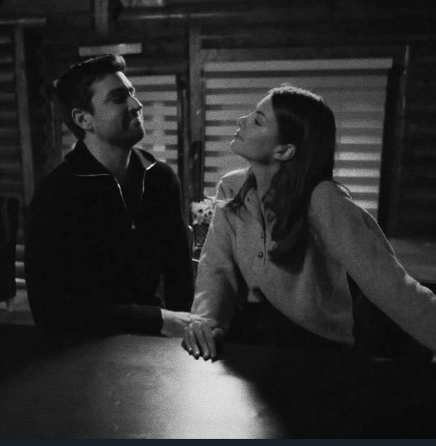 ،،،
السعادة هي
أن تحظى بمعرفة من يساعدك 
على نفسك لا من يدمرها
من يتوق لرؤيتك تضحك 
وترى مدى تأثير ضحكتك على حياته 
من يستمر معك في كل الأحوال 
من يحبك لأنك أنت بلا سبب .
#فضفضه