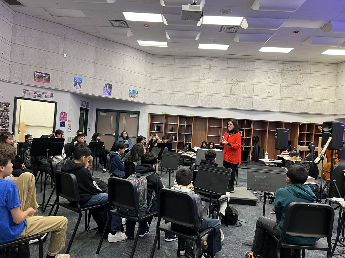 #CareerDay at @WDSlider_MS Great presentation by Felipa Solis from El Paso ProMusica, inspiring our young musicians. #StallionsUnited #TeamSISD #MusicInOurSchoolsMonth @WeddiWsms