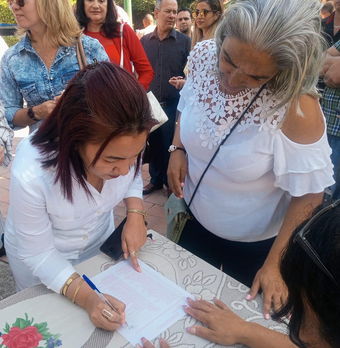#DPSGranma  Lectura y firma del Código de Ética de los Cuadros del Estado y el Gobierno. Nuestro único compromiso es con el pueblo. 
#CubaPorLaVida