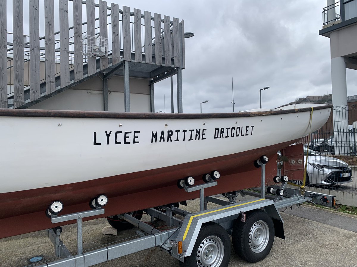 Sortie 🌊 Mission Océan 🌊 à Cherbourg pour les élèves de 4e : visite du sous-marin Le Redoutable, observation des aquariums🐟🐠, accueil au lycée maritime et aquacole Rigolet ⛴️ pour découvrir les formations proposées. Une journée intense et riche en apprentissages. 👍