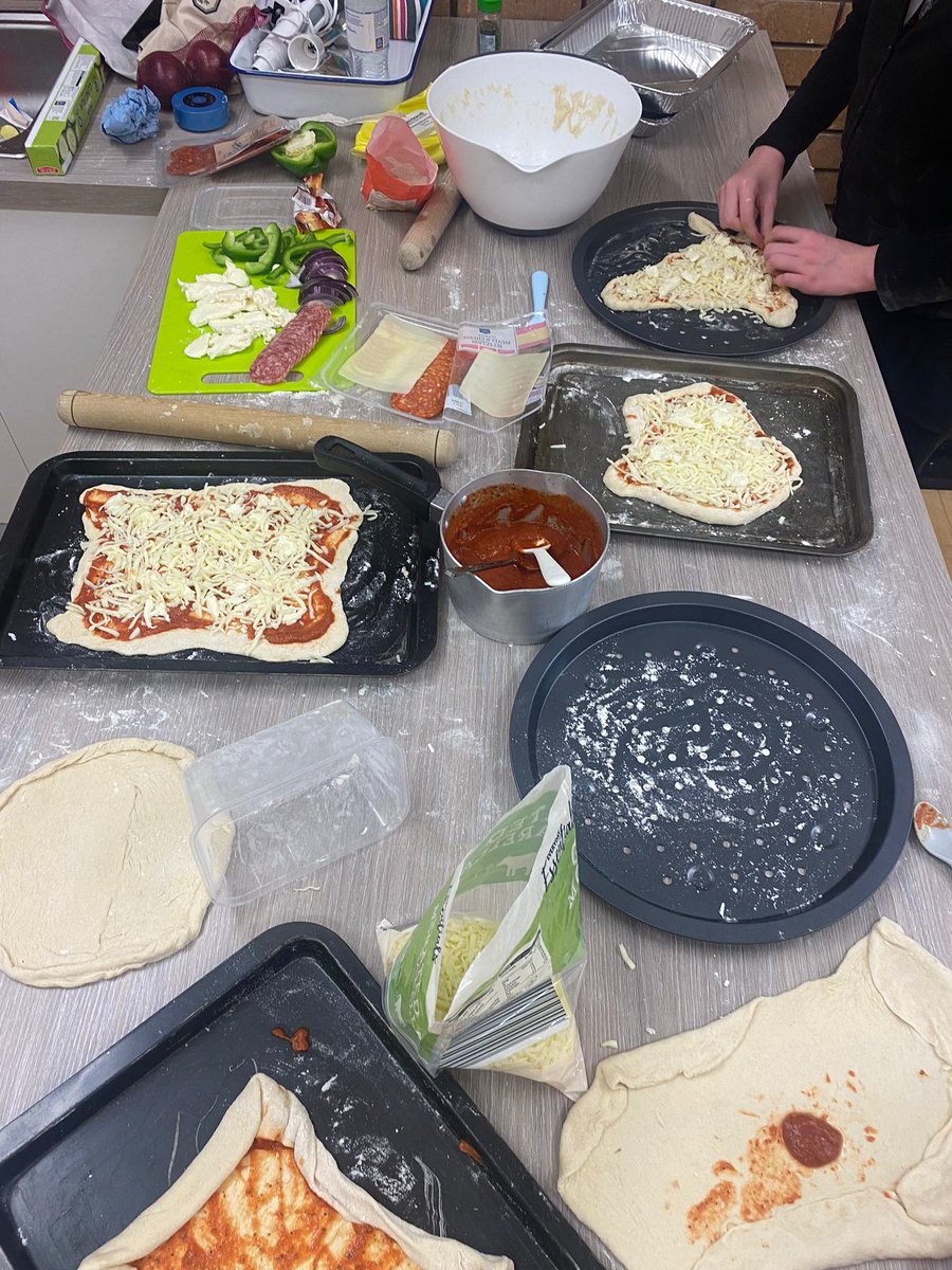 Kelseysfad's tweet photo. Another great session with @SFADRoutesYP making pizzas from scratch 🍕 
The young people got stuck in and they turned out amazing and tasted delicious! 😋  @Charli_SFAD @AngelaSFAD @PamSFAD #youngpeoplematter https://t.co/TNdOkJgUIN