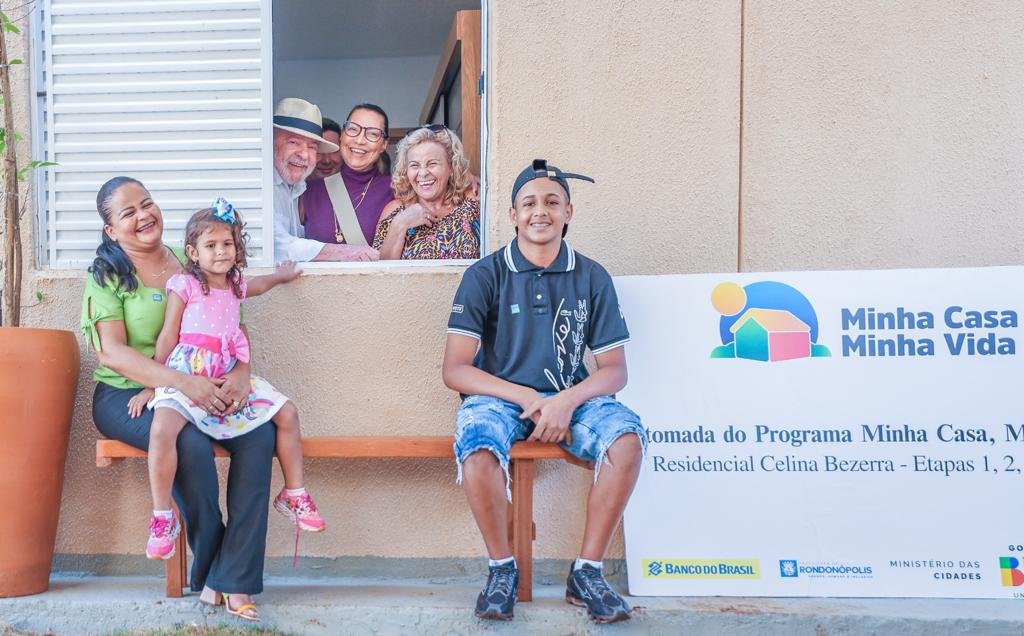 LulaOficial's tweet photo. Entregamos hoje 1.440 unidades do Minha Casa Minha Vida em Rondonópolis (MT). Desejo muita felicidade aos moradores do Residencial Celina Bezerra.

📸: @ricardostuckert https://t.co/0YykeNGq45