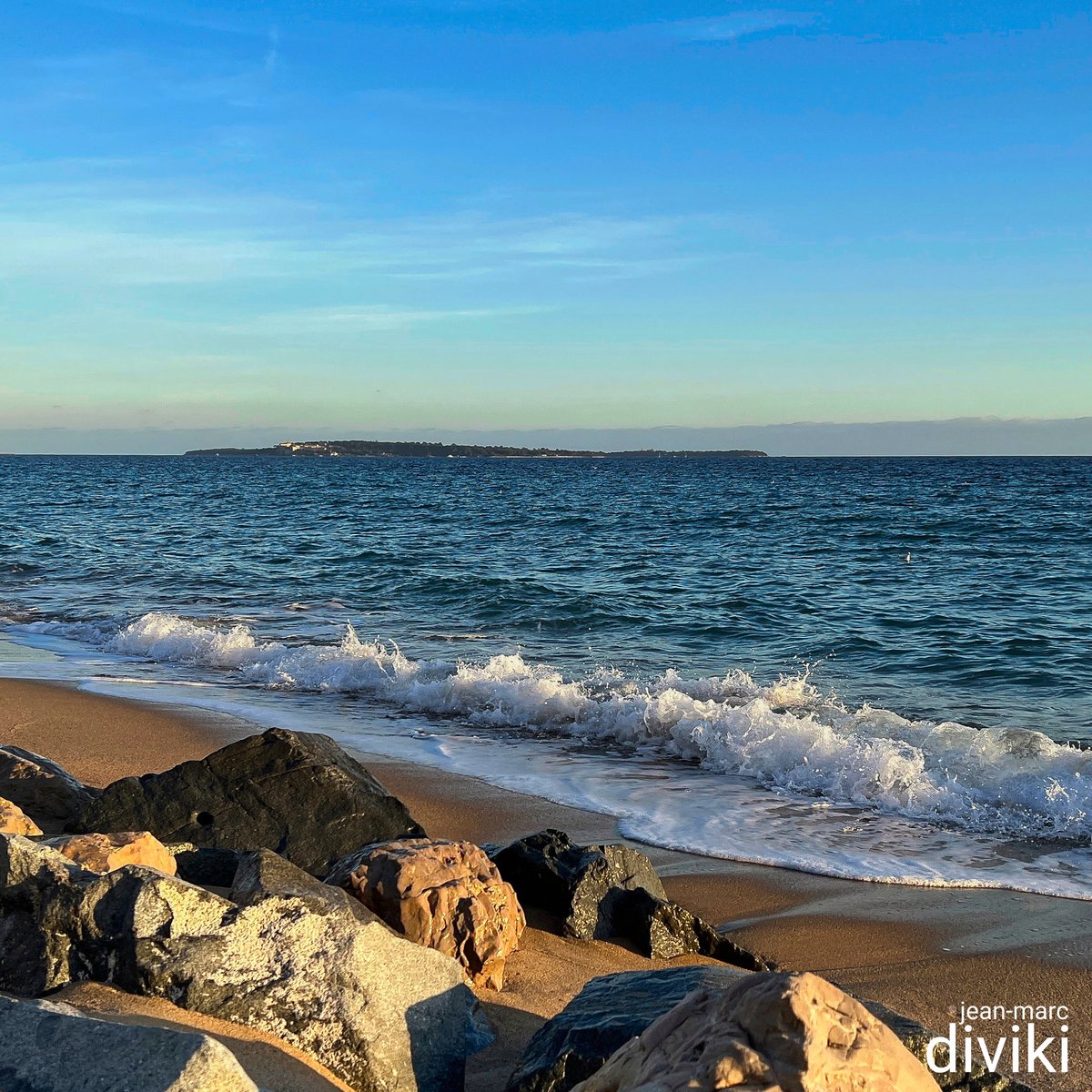 Quelques minutes de pause pour apprécier la vue sur la plage, la mer et les îles de Lérins... et se dire que l'hiver à Cannes, c'est vraiment sympa !

#cannes #ilesdelerins #CotedAzurFrance