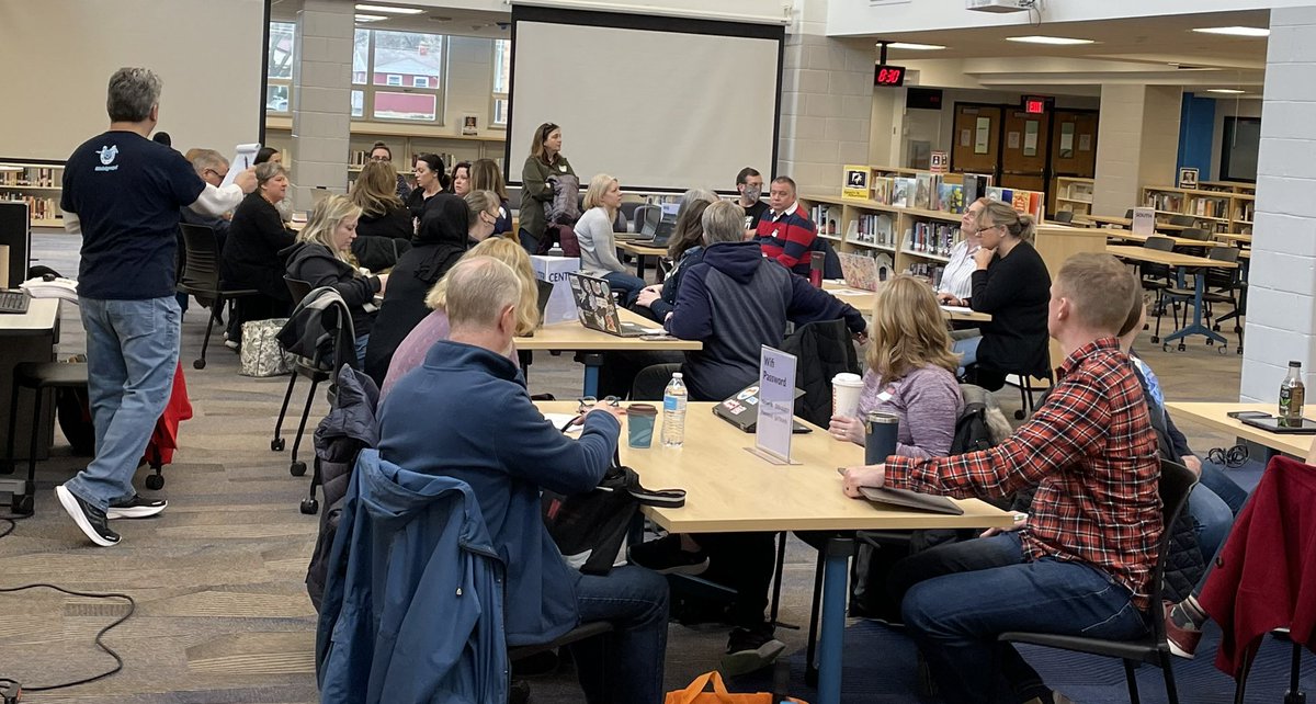 ilibrarian16's tweet photo. Sessions going strong #LibCamp @dgslibrary https://t.co/Bln6Ur5NeW