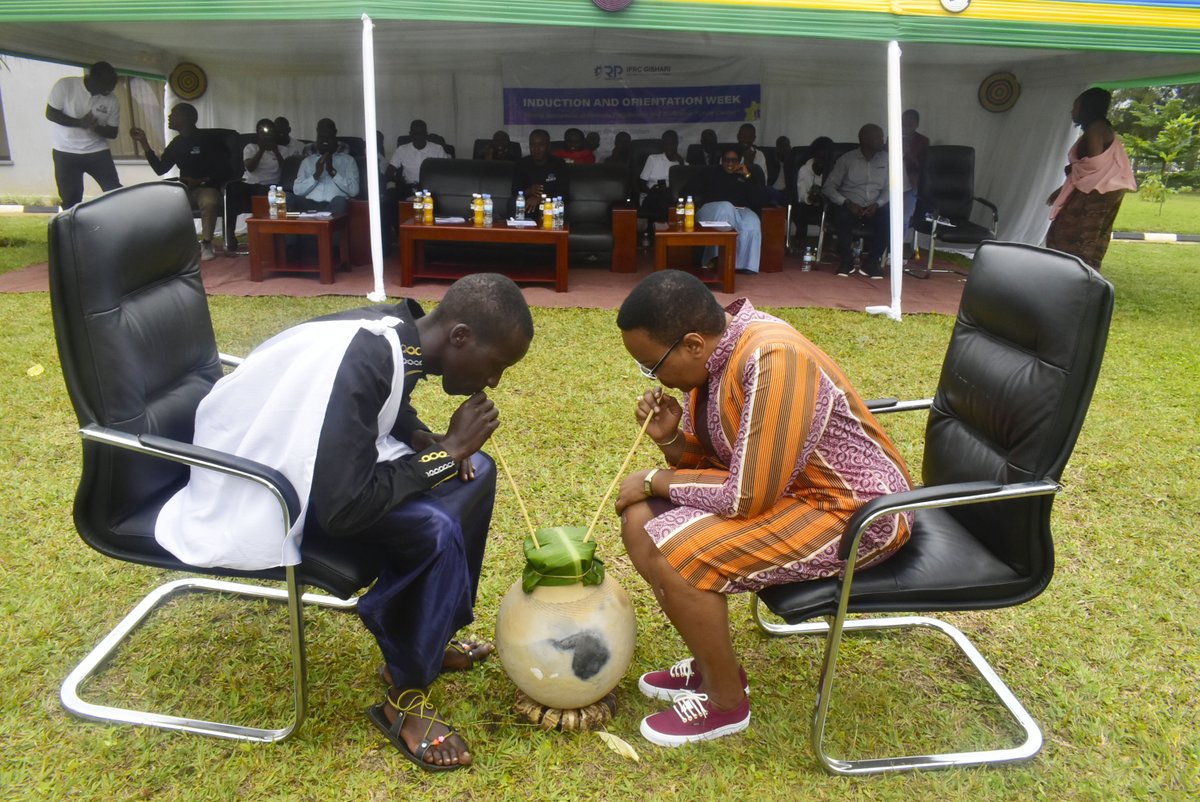 GishariCollege's tweet photo. Intore zinjijwe mu zindi, zirongowe n'intore yo ku mukondo zahize #Imihigo irimo kuvugurura inzu z'abatishoboye ebyiri,kurwanya imirire mibi harimo kubakira abaturage uturima tw'igikoni (ijana) n'ibindi, Uyu muhango waherekejwe no gusoma ku ntango y'ubumwe.#RPInductionWeek2023 https://t.co/aVJMx47iG7