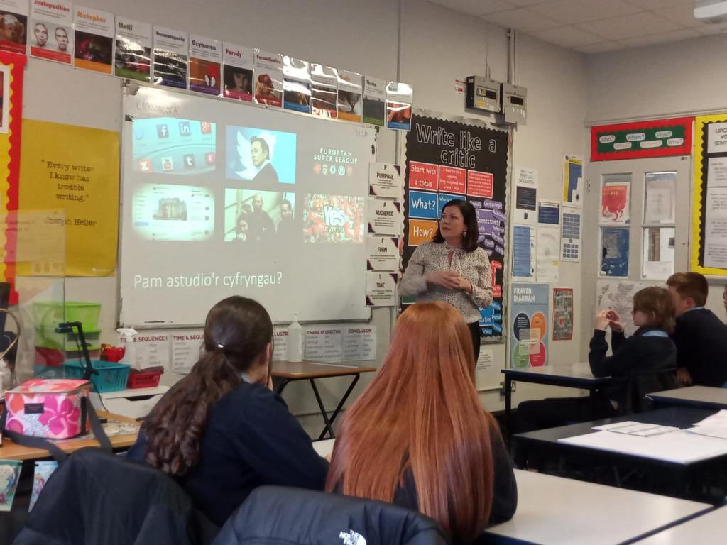SianMorganLloyd's tweet photo. Wythnos #ysbrydolifi @YGCwmRhondda Cwestiyne difyr gan y criw yma sy’n ystyried astudio @JomecCymraeg @prifysgolCdydd Brilliant to be part of #inspireme week and showcase all we do @CardiffJomec 😄 https://t.co/QGwEQBWqdK